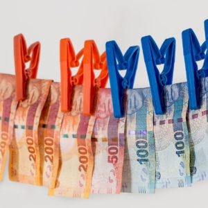 Criminelen in Nederland wassen 13 miljard euro wit
