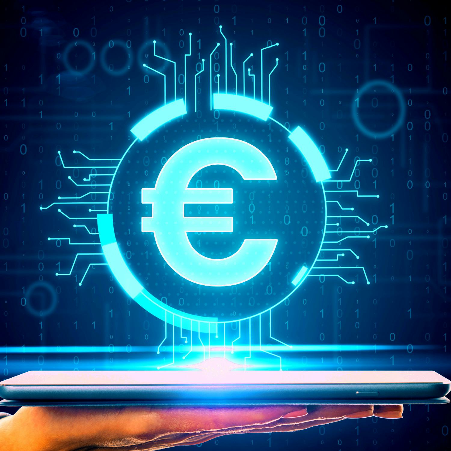 Digitaal euroteken met circuitlijnen zweeft boven een tablet liggend op een hand als symbool voor digitale financiën