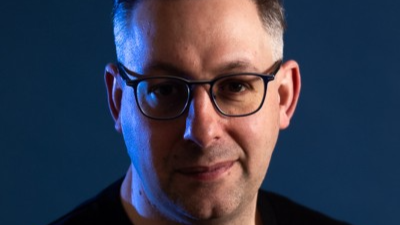 Matthijs Bos: "Het probleem van innovatie bij bestaande organisaties is niet dat ze niet voldoende briljante ideeën hebben, maar dat ze niet in staat zijn deze ideeën te integreren in de bestaande processen zodat dit leidt tot waarde voor de klant.”