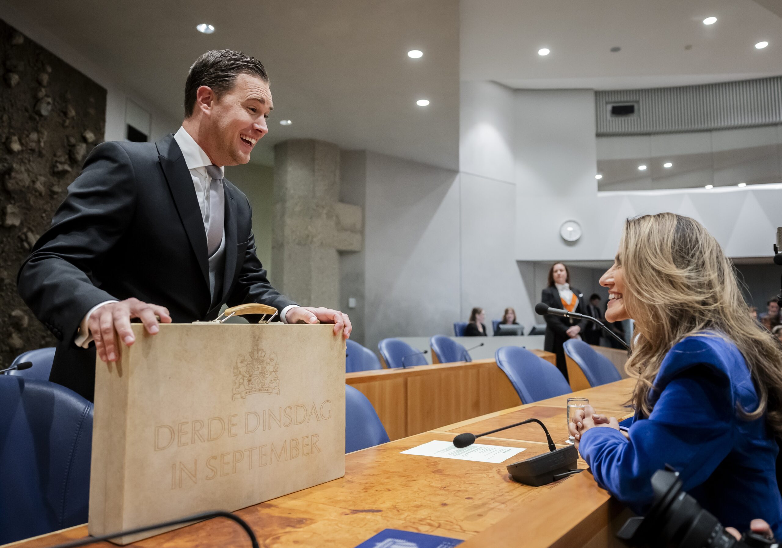 DEN HAAG - Demissionair minister Eelco Heinen van Financien presenteert het koffertje met de miljoenennota en rijksbegroting aan de pers op Prinsjesdag in de Tweede Kamer. Op de derde dinsdag van september wordt het nieuwe werkjaar van de Eerste en Tweede Kamer geopend. ANP REMKO DE WAAL