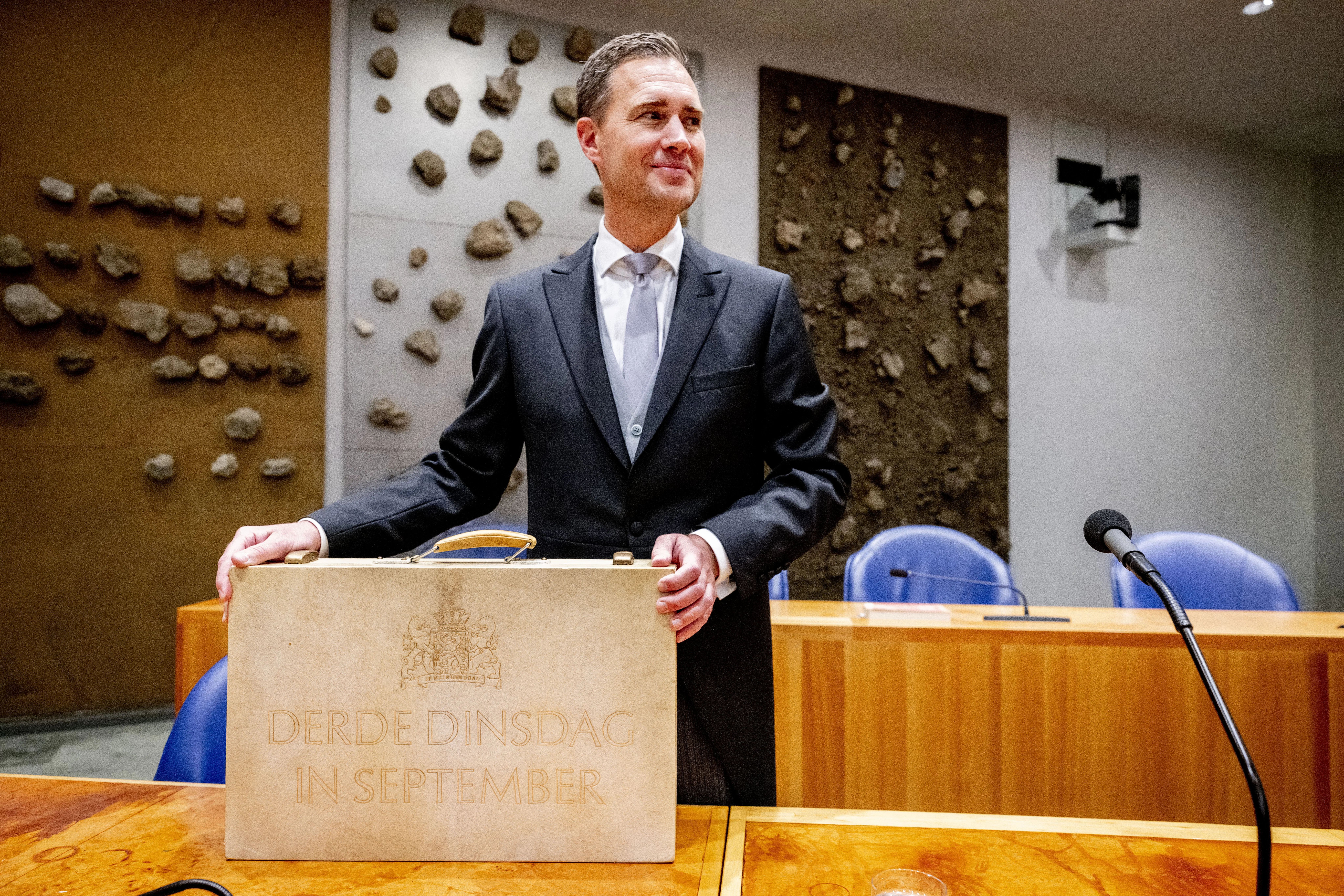 DEN HAAG - Minister Eelco Heinen van Financiën presenteert het koffertje met de Miljoenennota en rijksbegroting (ROBIN UTRECHT/ANP)