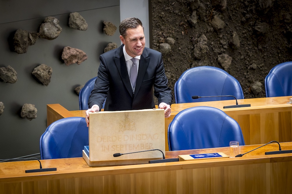 Foto: Den Haag - Eelco Heinen (VVD), minister van Financiën, presenteert het koffertje met de Miljoenennota en de rijksbegroting in de Tweede Kamer. Copyright: ANP / Robin Utrecht