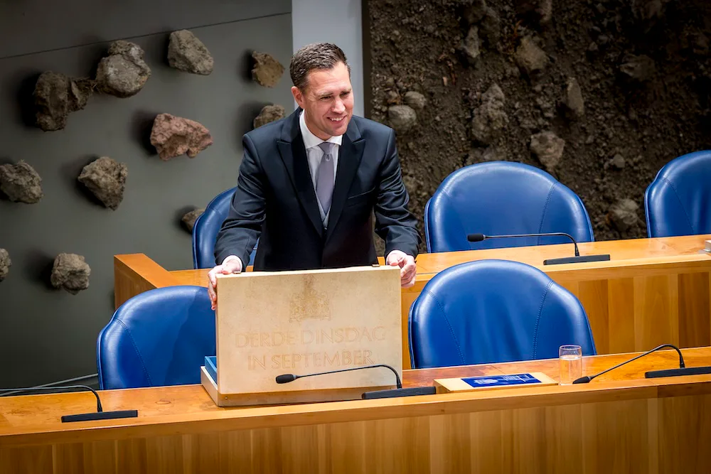 Minister Eelco Heinen Financien presenteert het koffertje met de miljoenennota en rijksbegroting in de Tweede Kamer.